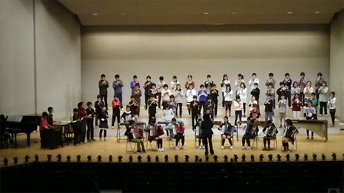 学年または，学級を単位とした斉唱・合唱・合奏・合唱奏など