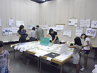 社会科作品展の様子（中学校の部）