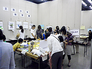 科学展会場の様子（小中学校前年度優秀作品）