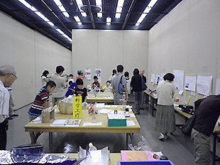 科学展会場の様子（小学校科学工作）