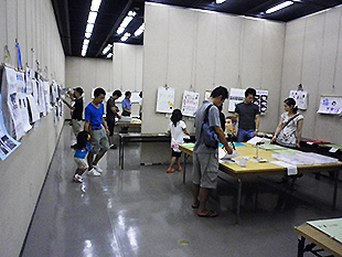 科学展会場の様子（中学校）