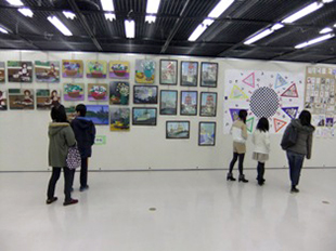 美術部作品展の様子