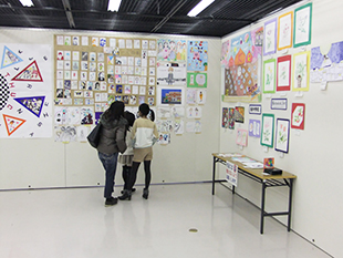 美術部作品展の様子