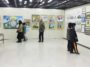 美術部作品展の様子