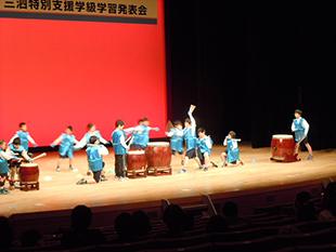 三泗小・中学校特別支援学級学習発表会　ステージ発表の様子