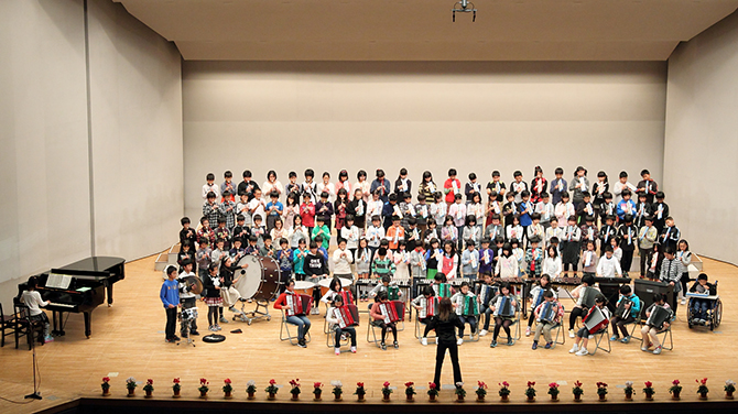 学年または，学級を単位とした斉唱・合唱・合奏・合唱奏など