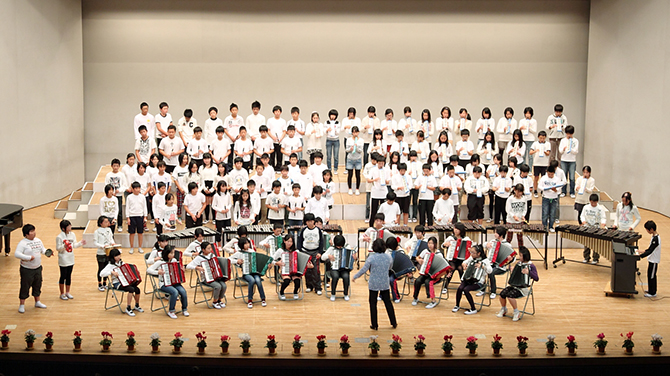 学年または，学級を単位とした斉唱・合唱・合奏・合唱奏など