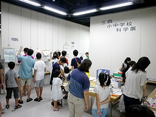 科学展会場の様子（小中学校前年度優秀作品）