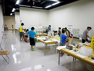 科学展会場の様子（小学校科学工作）
