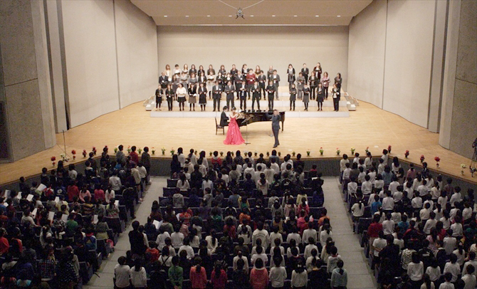 荒川　洋さんたちと会場児童・教師合同演奏「世界がひとつになるまで」