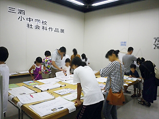 社会科作品展の様子（小学校の部）