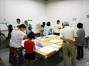 社会科作品展の様子（小学校の部）