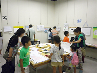 社会科作品展の様子（小学校の部）