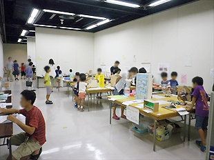 科学展会場の様子（小学校科学工作）