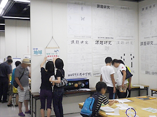 科学展会場の様子（中学校）