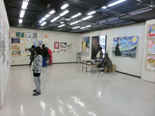 美術部作品展の様子