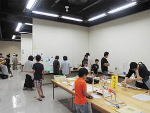 科学展会場の様子（小学校科学工作）