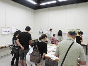 社会科作品展の様子（小学校の部）