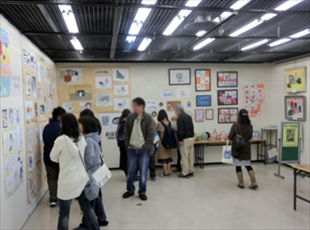 美術部作品展の様子