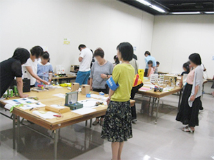 科学展会場の様子（小学校科学工作）