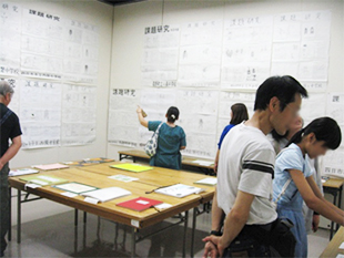科学展会場の様子（中学校）