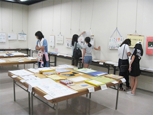 社会科作品展の様子（小学校の部）