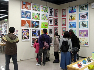 作品展の様子 - 小学校の部