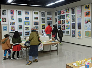 作品展の様子 - 小学校の部
