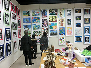 作品展の様子 - 小学校の部