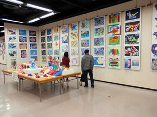 作品展の様子 - 小学校の部
