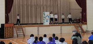 三泗小・中学校特別支援学級学習発表会　ステージ発表の様子