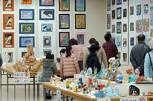 作品展の様子 - 小学校の部