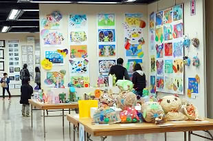 作品展の様子 - 小学校の部